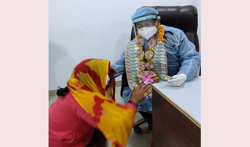 जब बिरामीले डाक्टरलाई पैसाको मालाले सिंगारे…