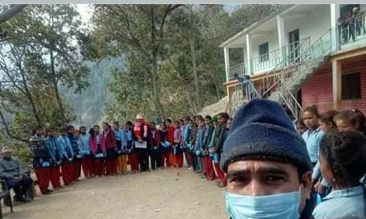 त्रिवेणी नगरपालिकाद्धारा विद्यार्थीहरुलाई प्याड वितरण