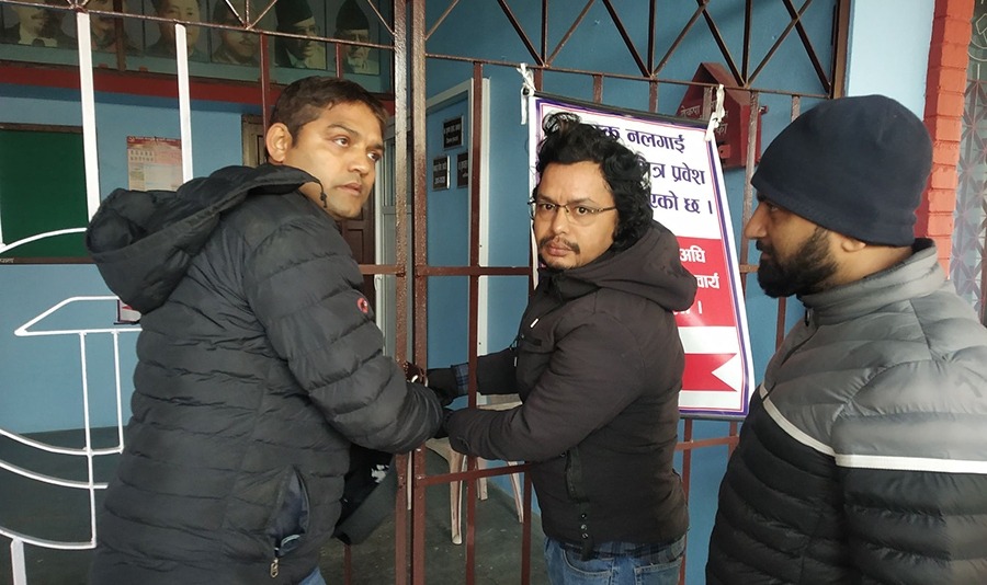 नेकपा चितवनको कार्यालयमा ओली समूहले लगायो ताला