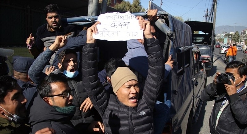 सर्वोच्च अदालत बाहिर प्रधानमन्त्रीविरुद्ध नाराबाजी