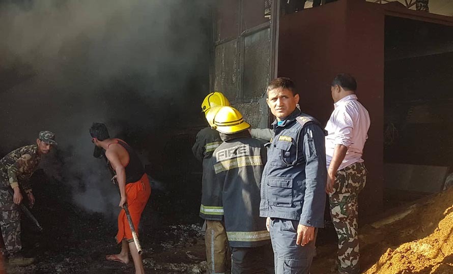 झापामा प्लाई उद्योगमा आगलागी, ३० लाख बढी क्षति