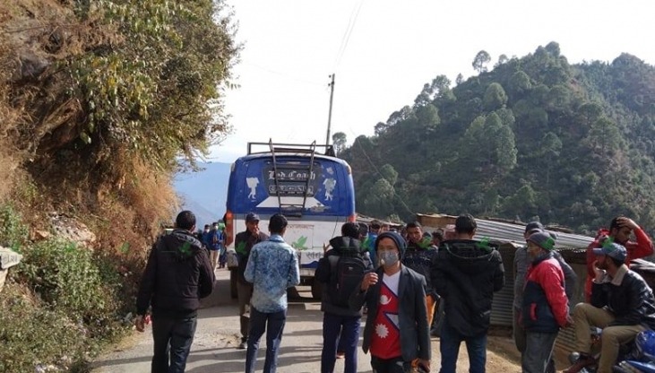 बसको ठक्करबाट मृत्यु भएकी बालिकाका आफ्न्तद्वारा राजमार्ग अवरुद्ध