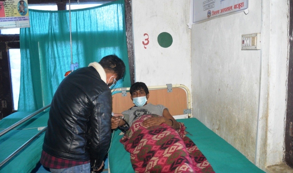 बाजुराको प्रहरी हिरासत भित्रै कुटिए विक, अस्पतालमा उपचार हुँदै