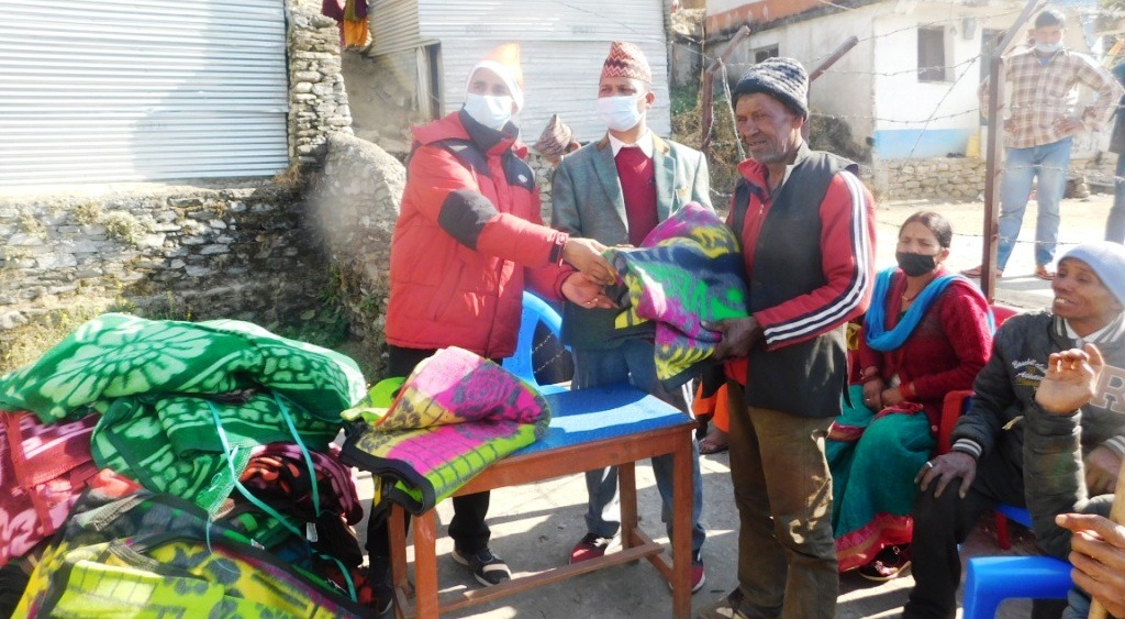 बडीमालिका ९ का बृद्धवृद्धालाई चिसो छल्न कम्बल वितरण