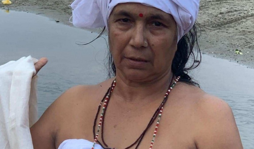 पतिको निधनपछि सिन्दूर–पोतेसहित घाटबाट फर्केर काजकिरिया