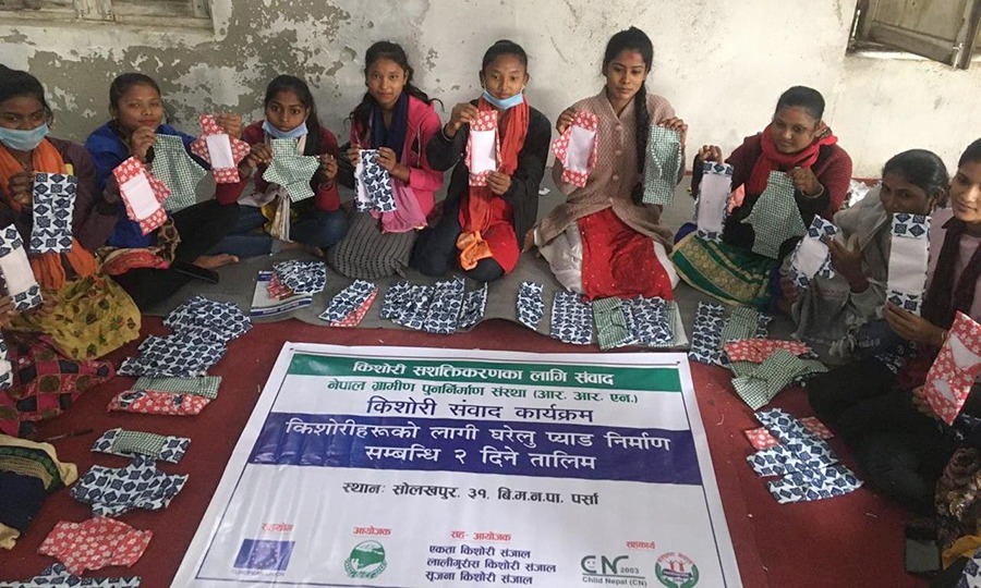 किशोरीले सिके कपडाको सेनेटरी प्याड बनाउन