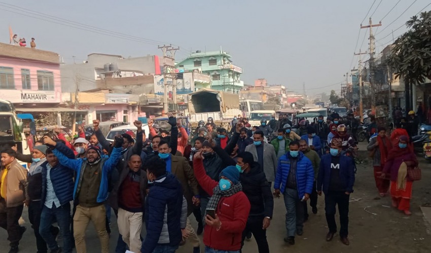 धनगढीमा प्रधानमन्त्री ओलीको पक्ष र विपक्षमा प्रर्दशन