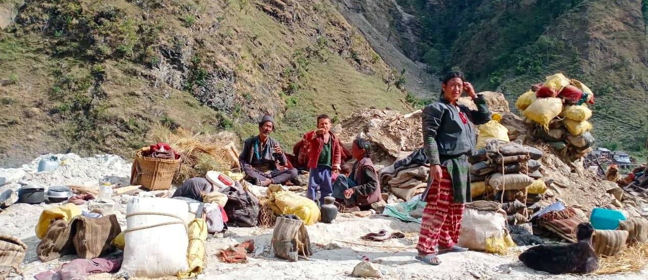 बाटोमै जन्मे बाटोमै मरे जनजातिका बच्चा !