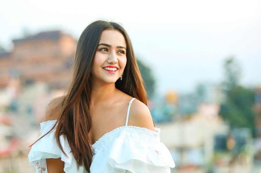 ‘चिसो मान्छे फिल्मले सामाजिक मूल्यलाई प्रश्न गर्छ’