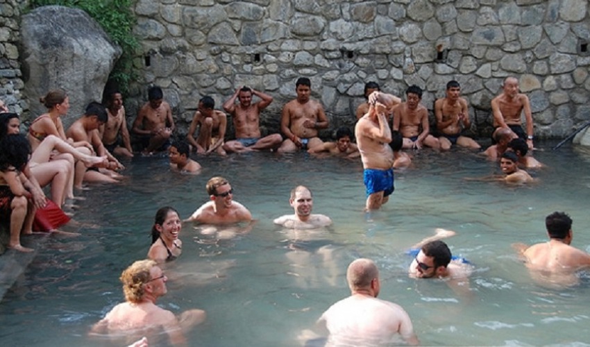 तातोपानी कुण्डमा स्थानीयको घुइँचो