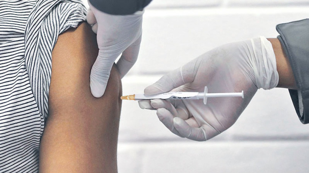 विज्ञको अनुमान : ‘६० देखि ७० प्रतिशतलाई खोप लगाउनुपर्छ’