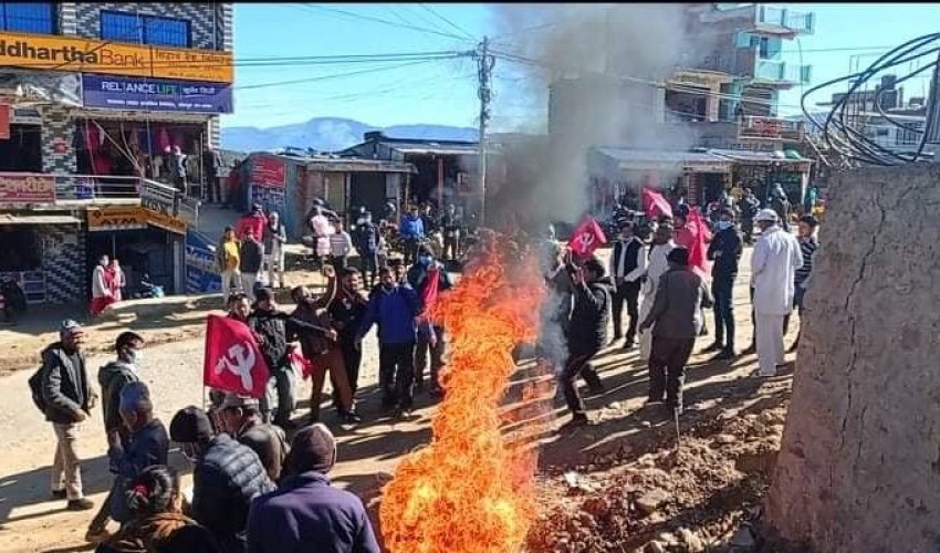डडेल्धुरामा प्रधानमन्त्री ओलीको पुतला दहन
