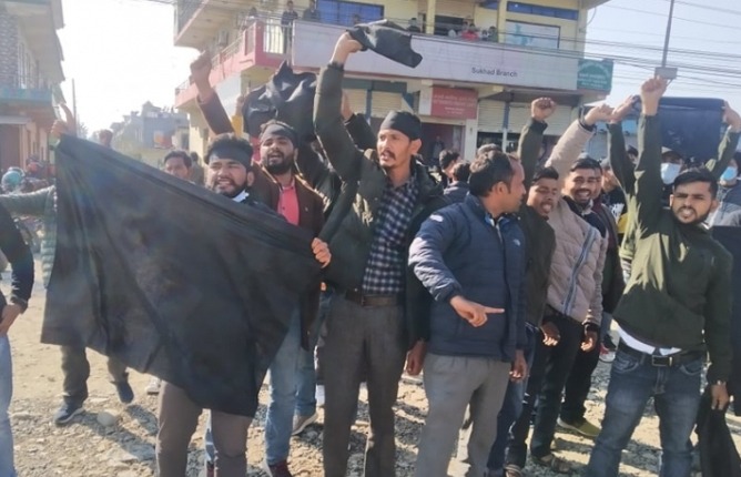 सामाजिक सुरक्षा मन्त्री चौधरीलाई कालो झण्डा