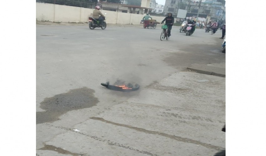 ओलीले धनगढीमा पाइला टेक्न नपाउँदै विरोध सुरु, बालियो टायर