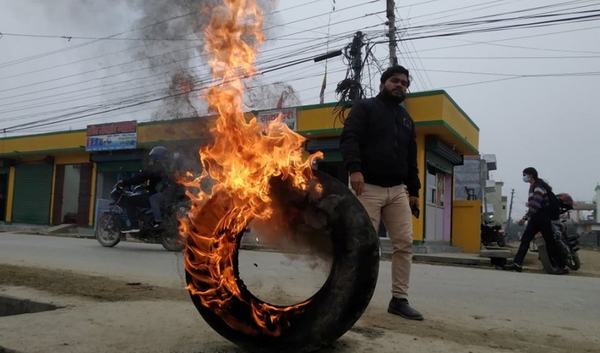 प्रधानमन्त्री ओलीको राजीनामा माग्दै धनगढीमा कार्यक्रम स्थल नजिकै बालियो टायर