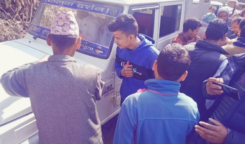 श्रमदानमा गरेर निर्माण भएको सडकबाट बैतडीको धामी गाउँमा जीप पुग्यो