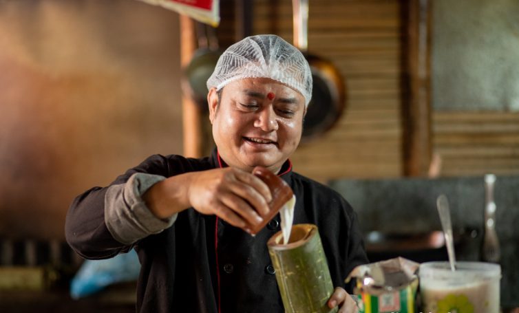 बाँसको ढुंग्रोमा पकाइएको चिया र बिरयानीको स्वाद