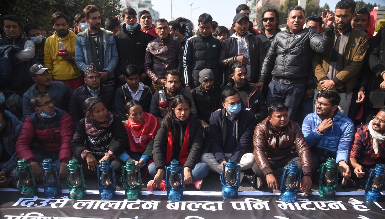 संसद विघटनविरुद्ध अनेरास्ववियूले निकाल्यो लालटिन जुलुस