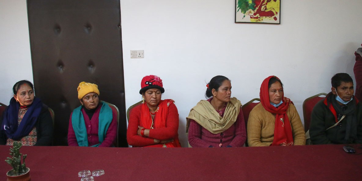 न्याय माग्दै नवराज विकका बा–आमा काठमाडौंमा