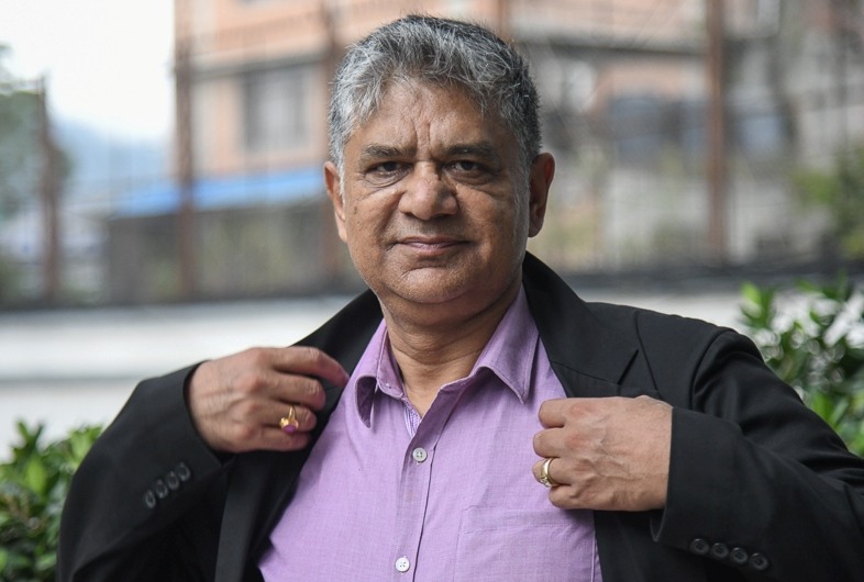 प्रधानमन्त्रीज्यू, बहस गर्न इजलासमा आउनुस्