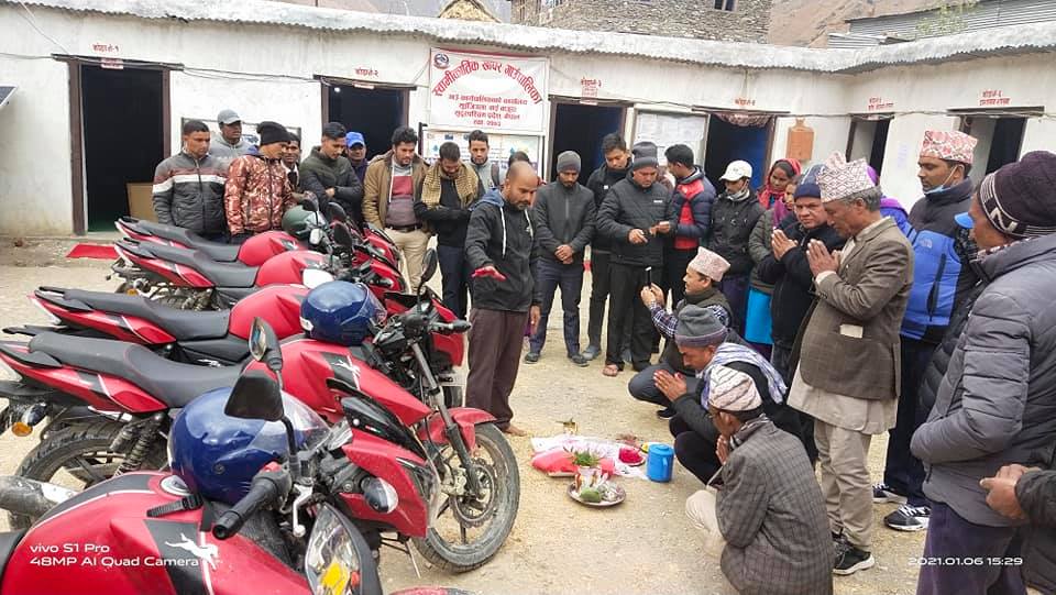 स्वामीकार्तिक गाउँपालिकाका सवै वडा अध्यक्षलाई मोटरसाईकल