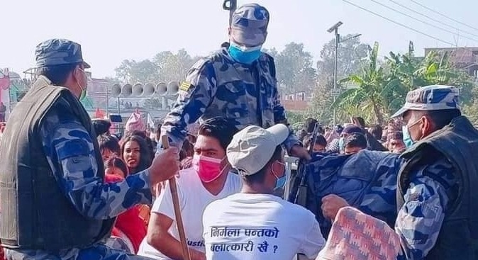 ‘निर्मला पन्तको बलात्कारी खै’ लेखिएको टिर्सट लगाउनेहरु पक्राउ