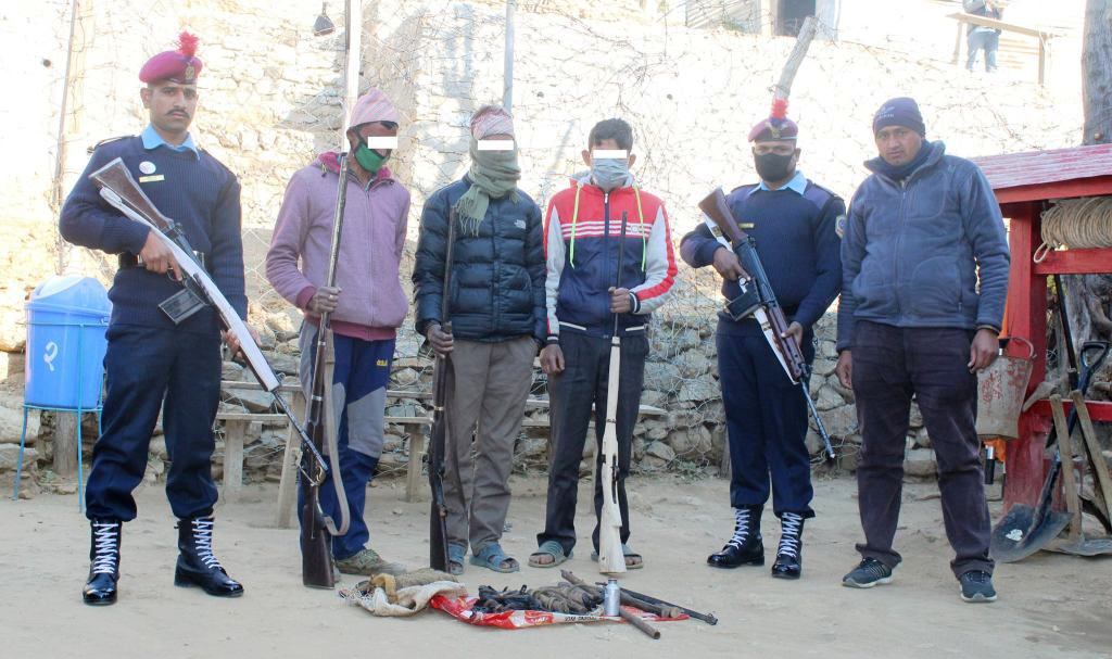 अवैध भरूवा बन्दुक सहित रजालीबाट ३ जना पक्राउ