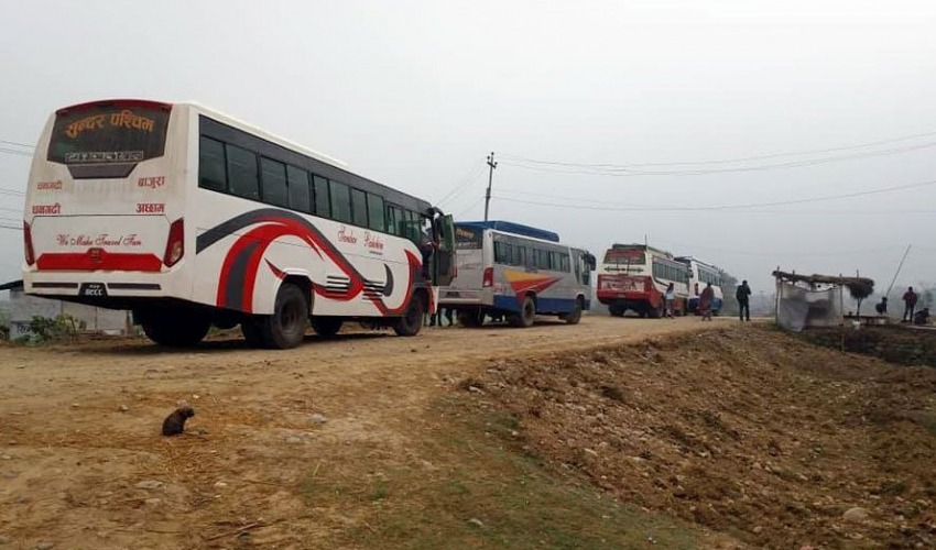 ओलीको कार्यक्रममा सहभागी हुने कार्यकर्ता बोक्न पुगेका बस रित्तै फर्किए