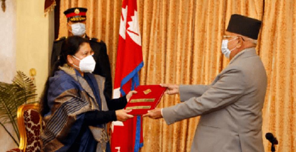 राष्ट्रपति समक्ष प्रधानमन्त्रीले पेश गरे सरकारका काम र उपलब्धिसहितको प्रतिवेदन