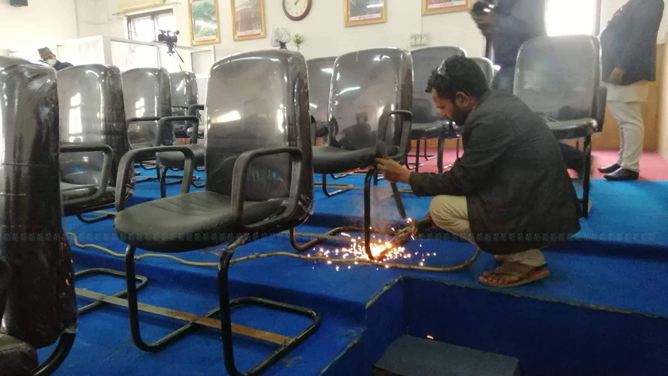 तोडफोड गर्ने खतरा भएपछि प्रदेश १ को संसदभित्रका कुर्सी वेल्डिङ