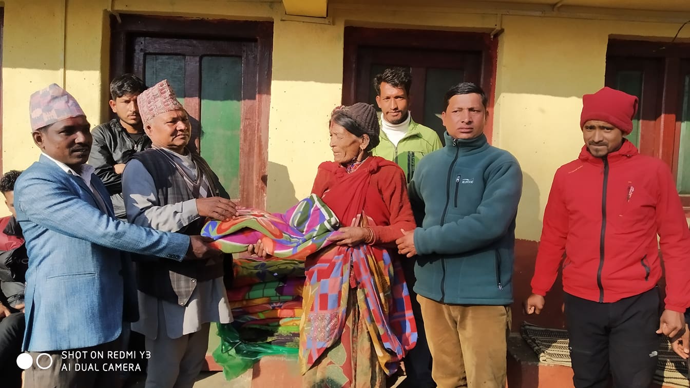 जन्म दिनमा वडा सदस्य नेपालीले गरे विपन्नलाई कम्मल सहयोग