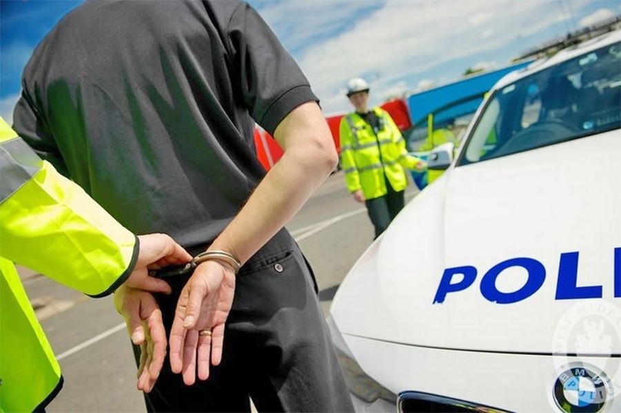 अण्डरवेयरमा लुकाएर समोसा तस्करी