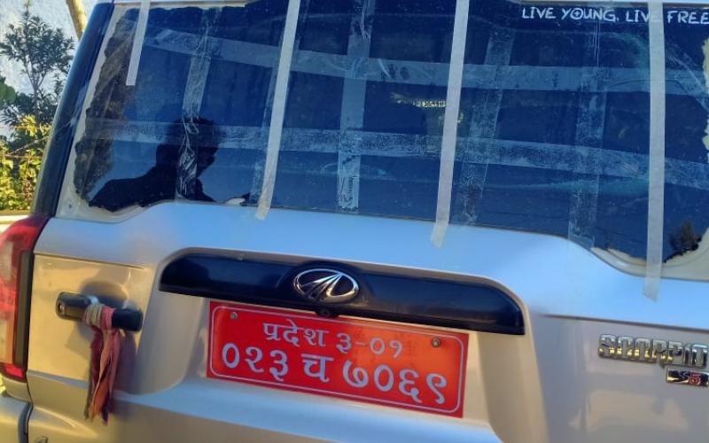 नेकपा सुदूरपश्चिमका अध्यक्ष थापा सवार गाडी तोडफोड