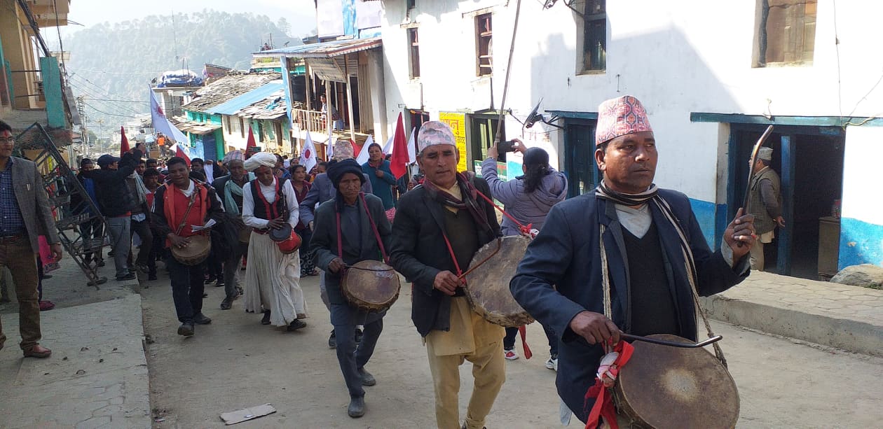 न्यायलयकाे सम्मानस्वरुप खुशीयाली मनाउँदै नेकपा बाजुरा माधव-प्रचण्डपक्ष( हेनुस्-फाेटाे फिचर)