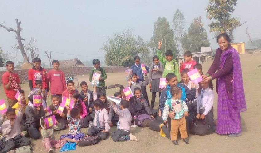 कञ्चनपुरकी एक वडा सदस्यद्वारा  प्रतिनिधि सभा पुनर्स्थापनाको खुसियालीमा शैक्षिक सामग्री वितरण