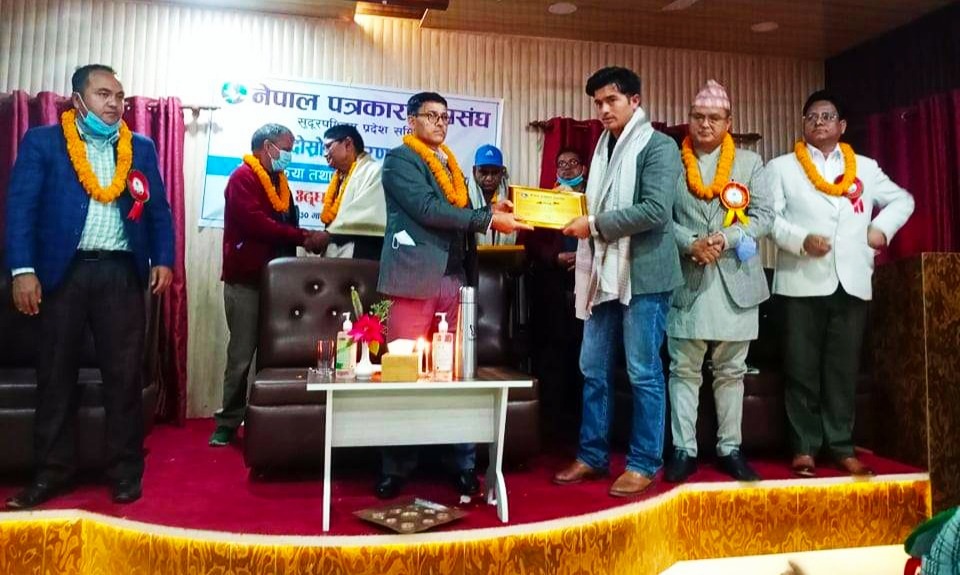 बाजुराका पत्रकार सिंह जेपी जोशी पत्रकारिता पुरस्कारबाट सम्मानित