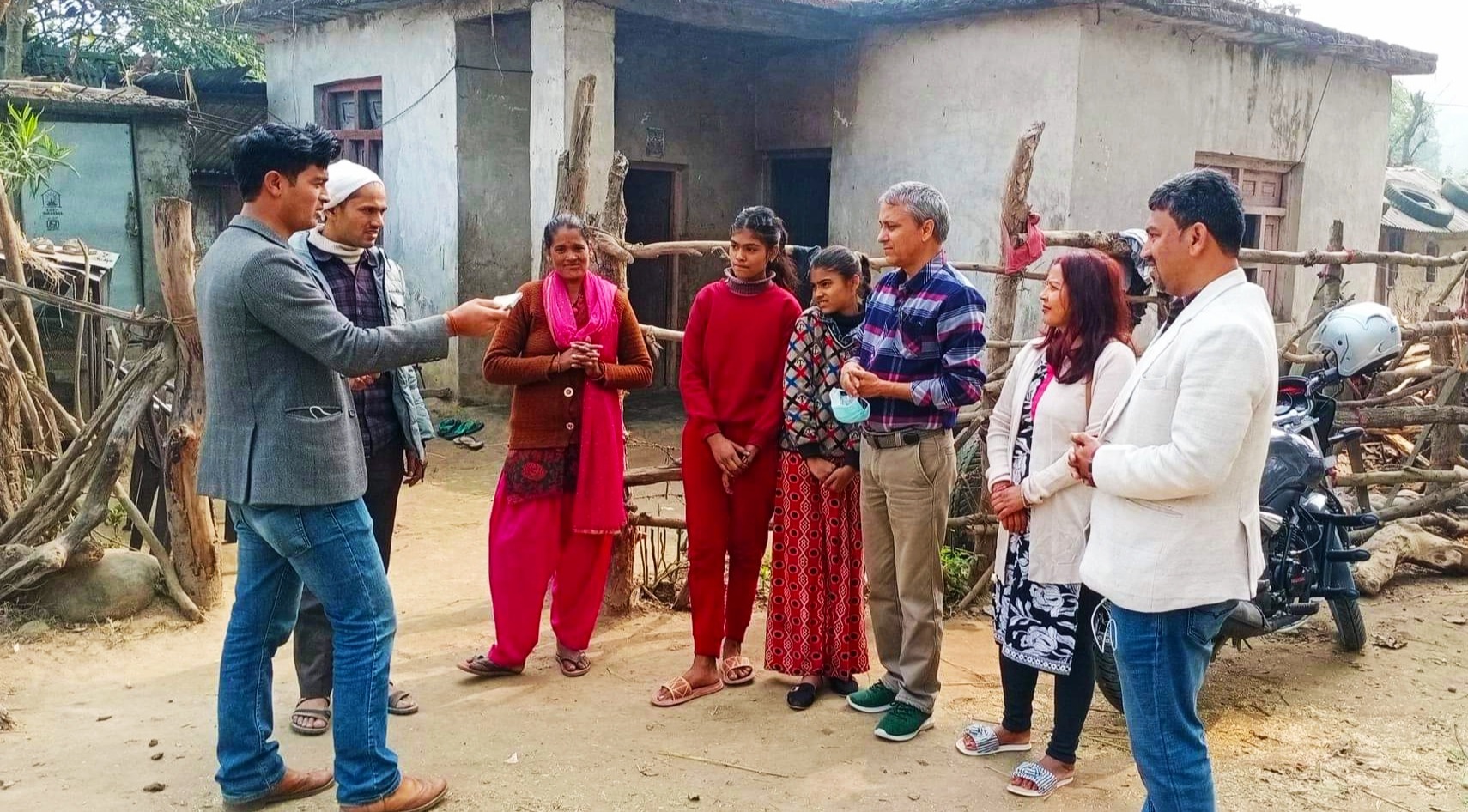 पत्रकार सिंहले जसको नामबाट पुुरस्कार पाए उसकै परिवारलाइ हस्तान्तरण गरे