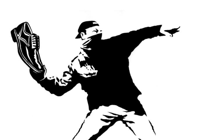 विद्यार्थीहरुले ‘प्रतिगमन’लाई जुत्ता हान्ने