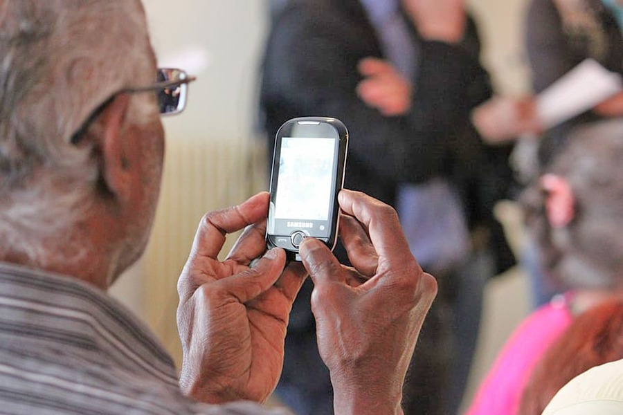 कथा : बा, तपाईंको मोबाइल चल्यो !