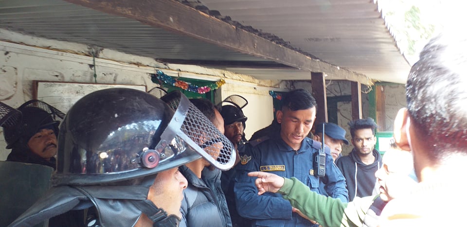 विद्युतका हाकिम र प्रहरी हवल्दार कार्यालय भित्रै थुनिए