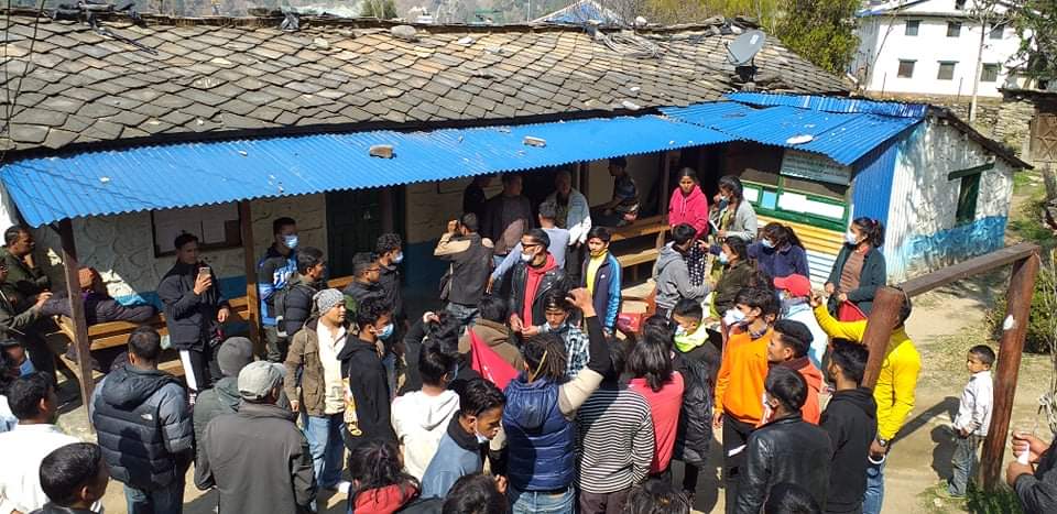 नेकपा निकट युवा र विद्यार्थीले लगाए विद्युत कार्यालयमा ताला