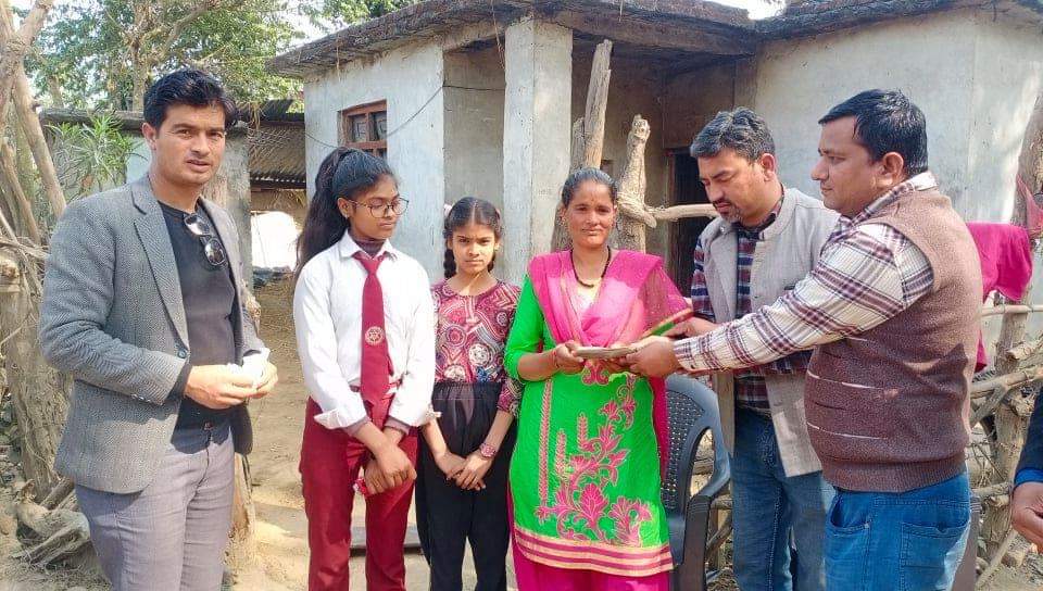 पत्रकार सिंहले गरे जेपी जाेशीकाे परिवारलाई थप १ लाख सहयाेग