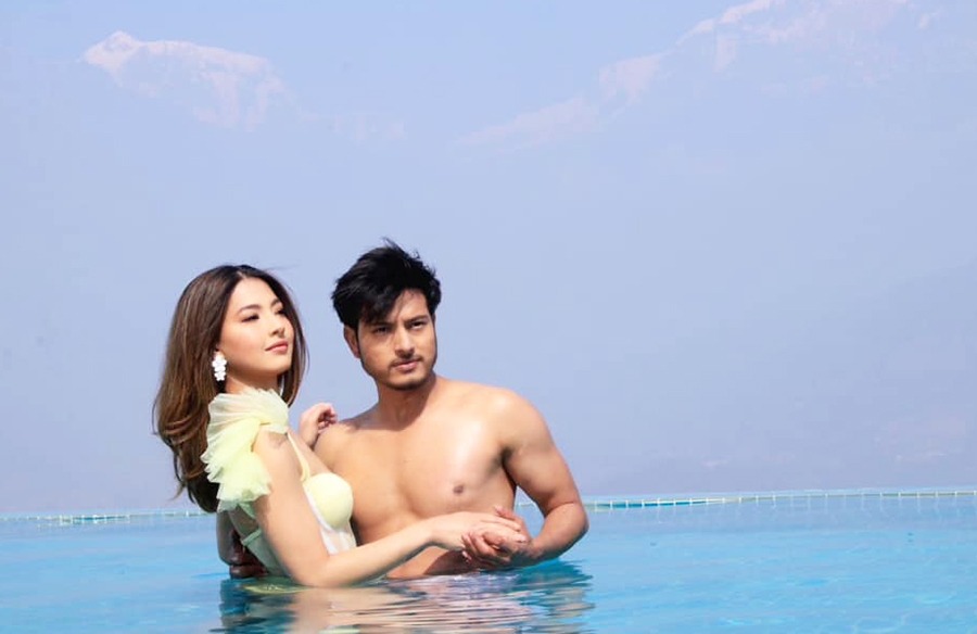 स्विमिङ पूलमा साम्राज्ञीसँग रोमान्टिक बने पुष्प