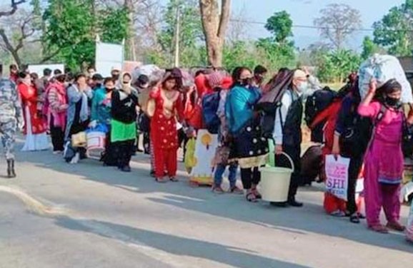 भारत गएका नेपालीहरु गौरीफन्टा नाकाबाट घर फर्किदै