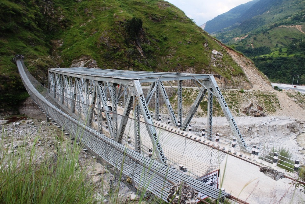 कतै जोखिम मोलेर खोला तर्दै स्थानीयवासी, कतै पुल प्रयोगविहीन