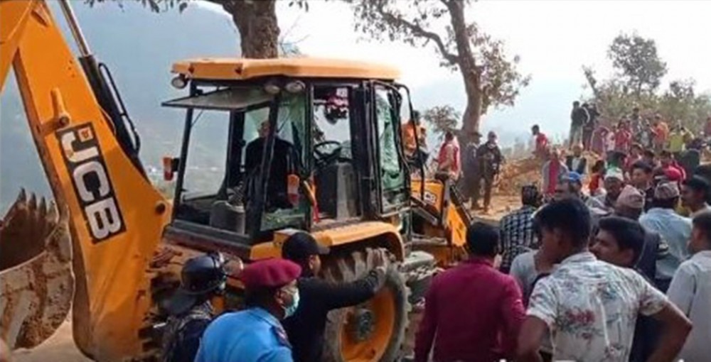 महिलालाई जिउँदै पुरेर एक्स्काभेटर चालक फरार