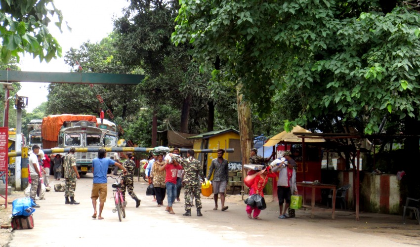 सुदूरपश्चिममा सीमा नाका भएर स्वदेश फर्कनेको बढ्दै