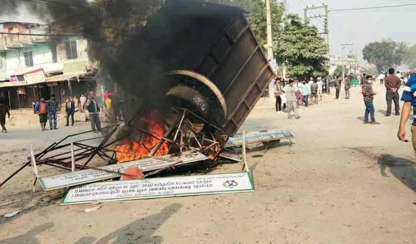 बसको ठक्करबाट युवतीको मृत्यु, पूर्वपश्चिम राजमार्ग अवरुद्ध