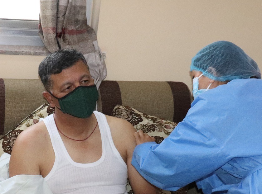 प्रधानसेनापति थापाले लगाए कोरोना विरुद्धको खोप