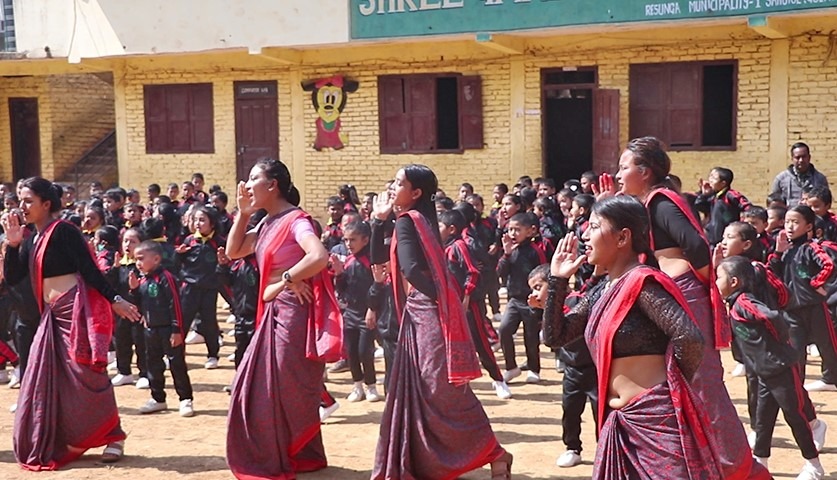 गुल्मीको निजी स्कुलमा विद्यार्थी आकर्षण गर्न नृत्य